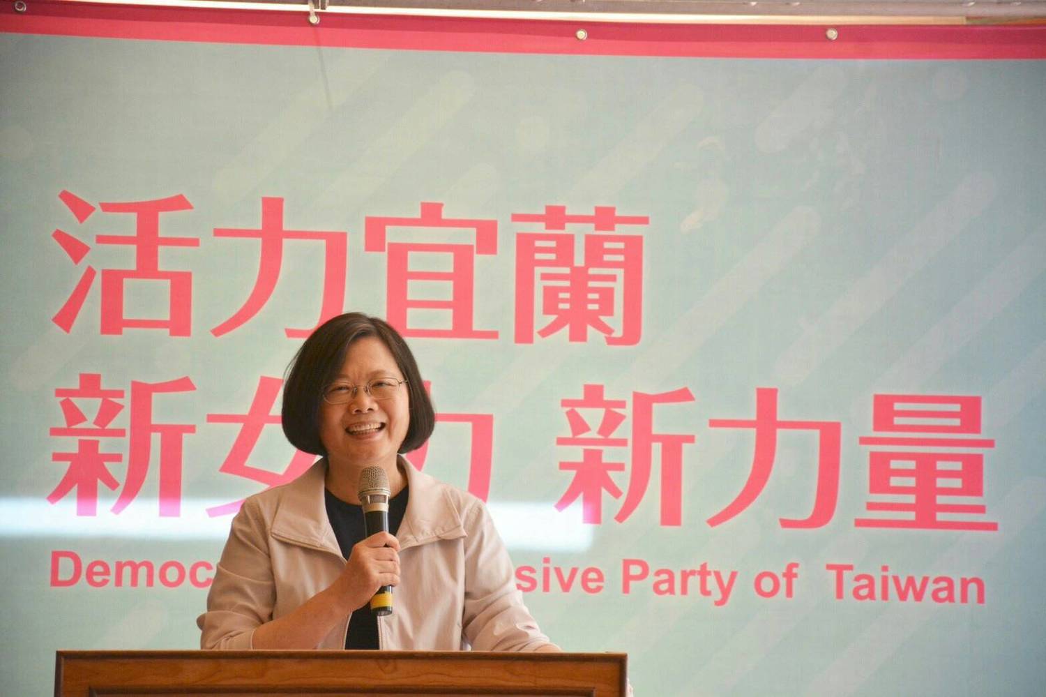 蔡英文希望透過新南向政策,和東南亞國家加強連結並互相幫助,這中間最好的橋樑,便是我們在台灣的新住民。 圖:民進黨提供 蔡英文希望透過新南向政策,和東南亞國家加強連結並互相幫助,這中間最好的橋樑,便是我們在台灣的新住民。 圖:民進黨提供