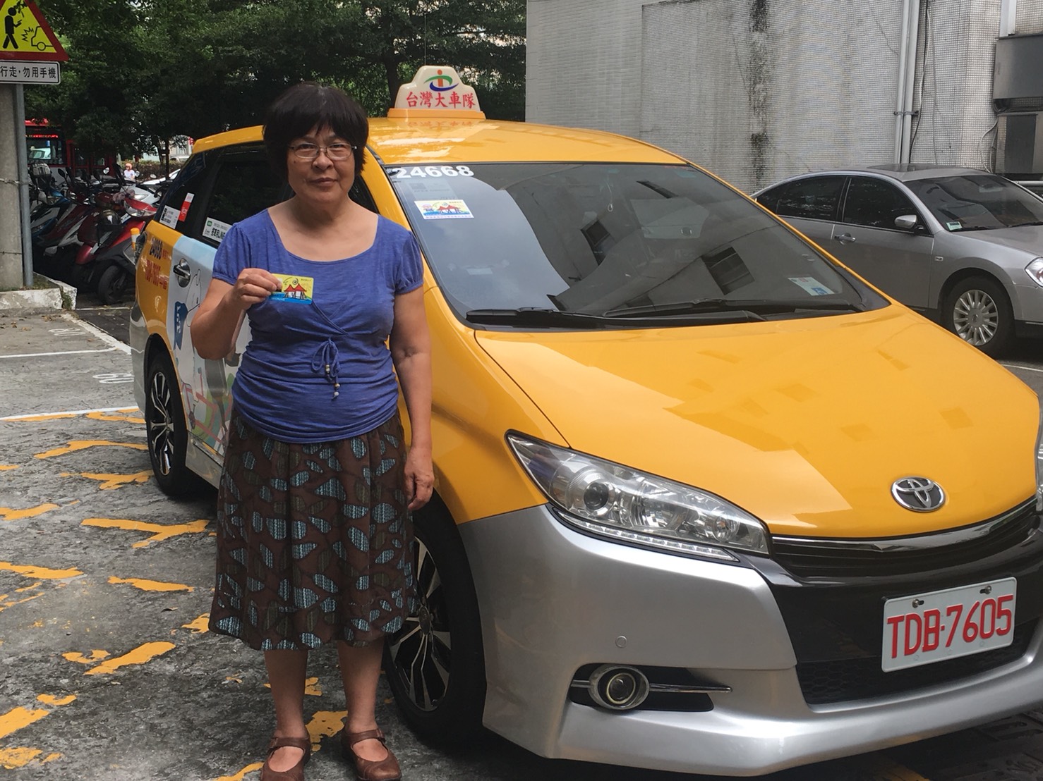 持台中市敬老愛心卡,自9月25日起可折抵計程車資。 台中市政府/提供 持台中市敬老愛心卡,自9月25日起可折抵計程車資。 台中市政府/提供