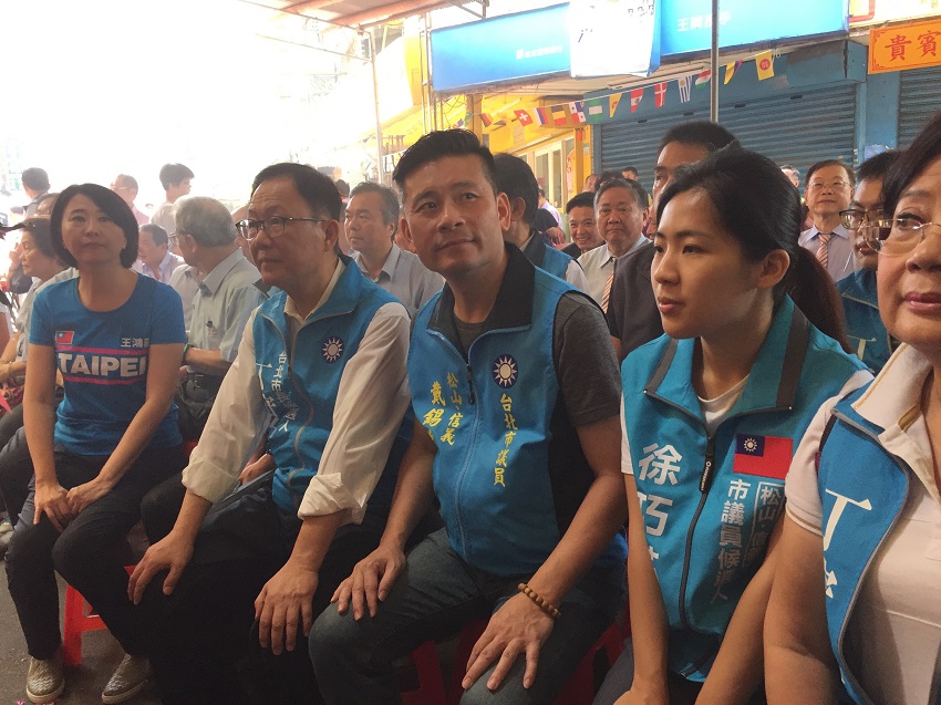 丁守中上午在國民黨松山信義區議員候選人陪同下,一同前往松山五分埔福德宮三獻禮祝壽聖典。 丁守中上午在國民黨松山信義區議員候選人陪同下,一同前往松山五分埔福德宮三獻禮祝壽聖典。