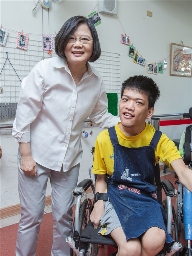 蔡英文祝福院童中秋節快樂。 圖:總統府/提供 蔡英文祝福院童中秋節快樂。 圖:總統府/提供
