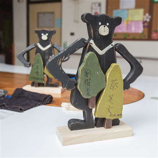 院童呈贈她木作品「台灣黑熊」。 圖:總統府/提供 院童呈贈她木作品「台灣黑熊」。 圖:總統府/提供