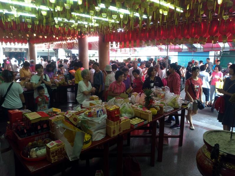 中秋節期間各地信徒絡繹不絕。 圖 : 串樓口/提供 中秋節期間各地信徒絡繹不絕。 圖 : 串樓口/提供