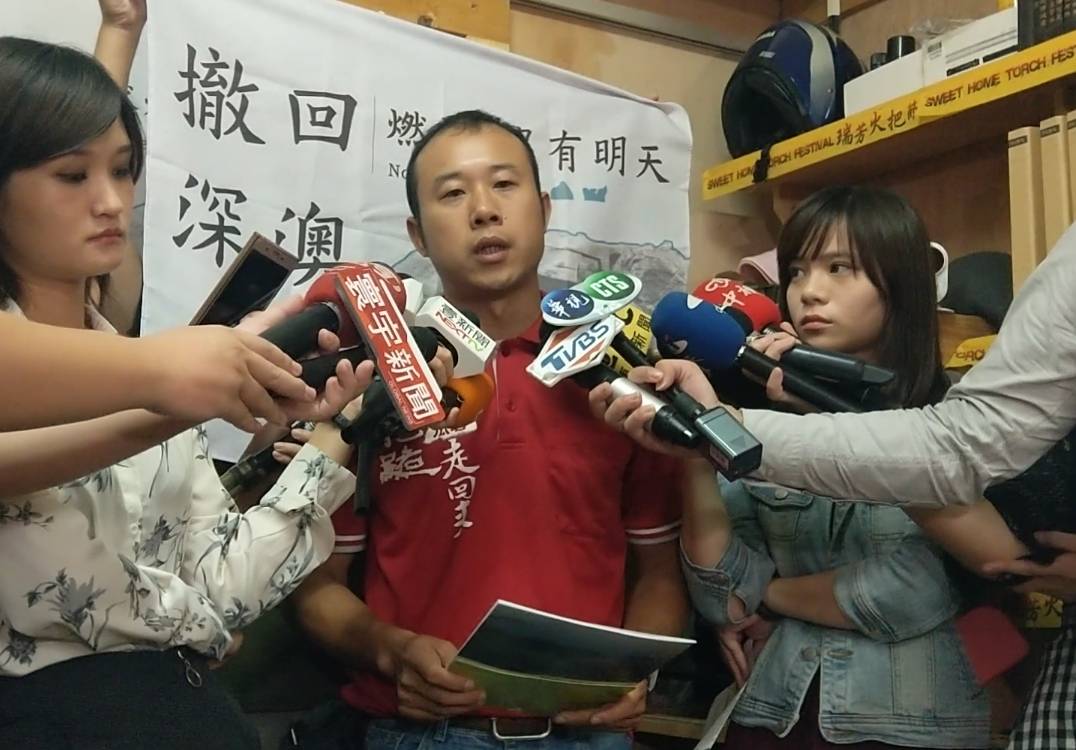 得知民進黨新北市長候選人蘇貞昌為拍肚致歉,反深澳燃煤電廠自救會會長、瑞芳龍山里長陳志強表示,至今沒有接到電話,這樣的道歉可以接受嗎? 圖:民眾/提供 得知民進黨新北市長候選人蘇貞昌為拍肚致歉,反深澳燃煤電廠自救會會長、瑞芳龍山里長陳志強表示,至今沒有接到電話,這樣的道歉可以接受嗎? 圖:民眾/提供