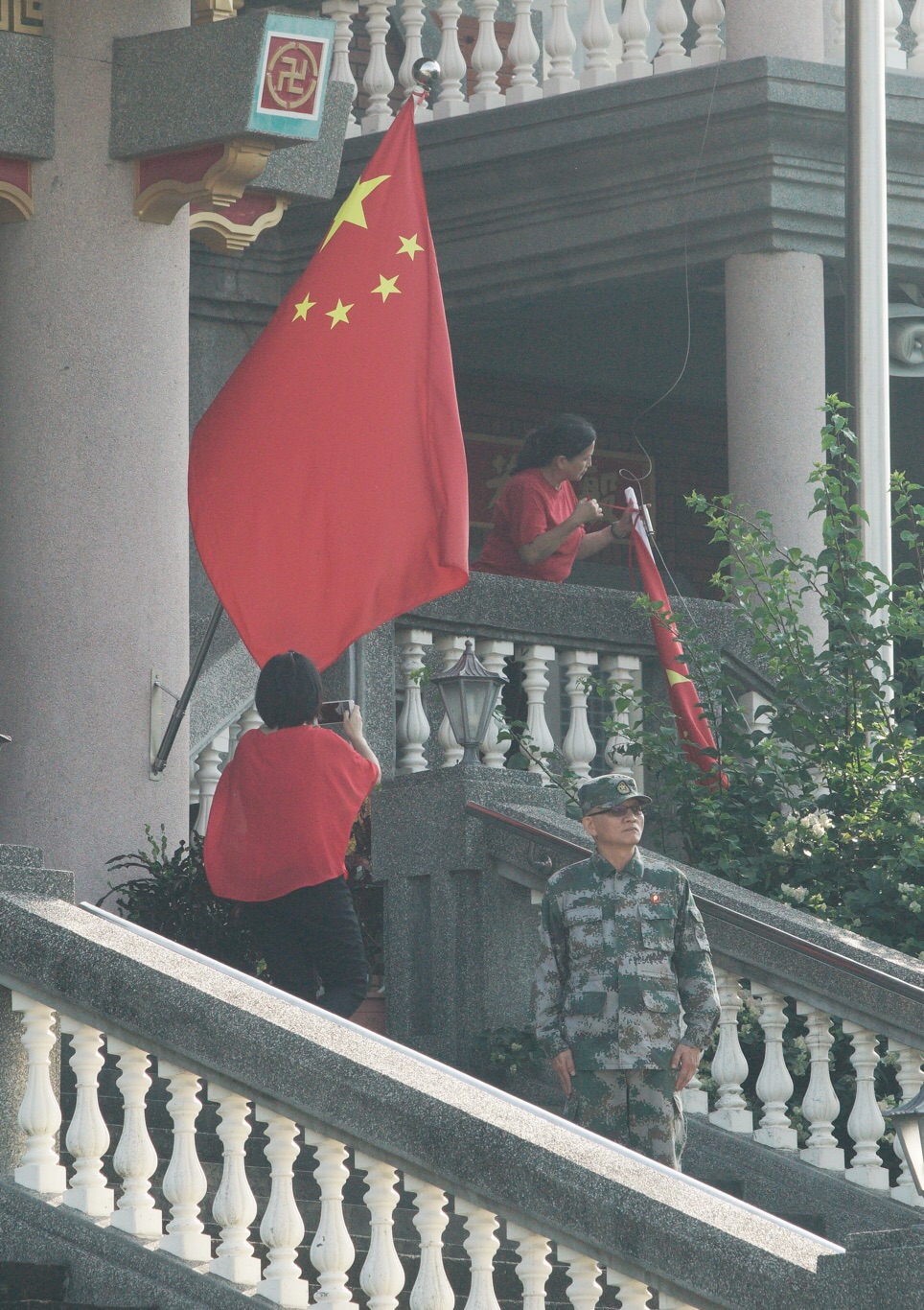 魏明仁在清晨7:56舉行降五星旗儀式,隨後並將碧雲禪寺正前方的四面五星旗和解方軍旗收下捲起來(2)。 圖:張良一/攝 魏明仁在清晨7:56舉行降五星旗儀式,隨後並將碧雲禪寺正前方的四面五星旗和解方軍旗收下捲起來(2)。 圖:張良一/攝