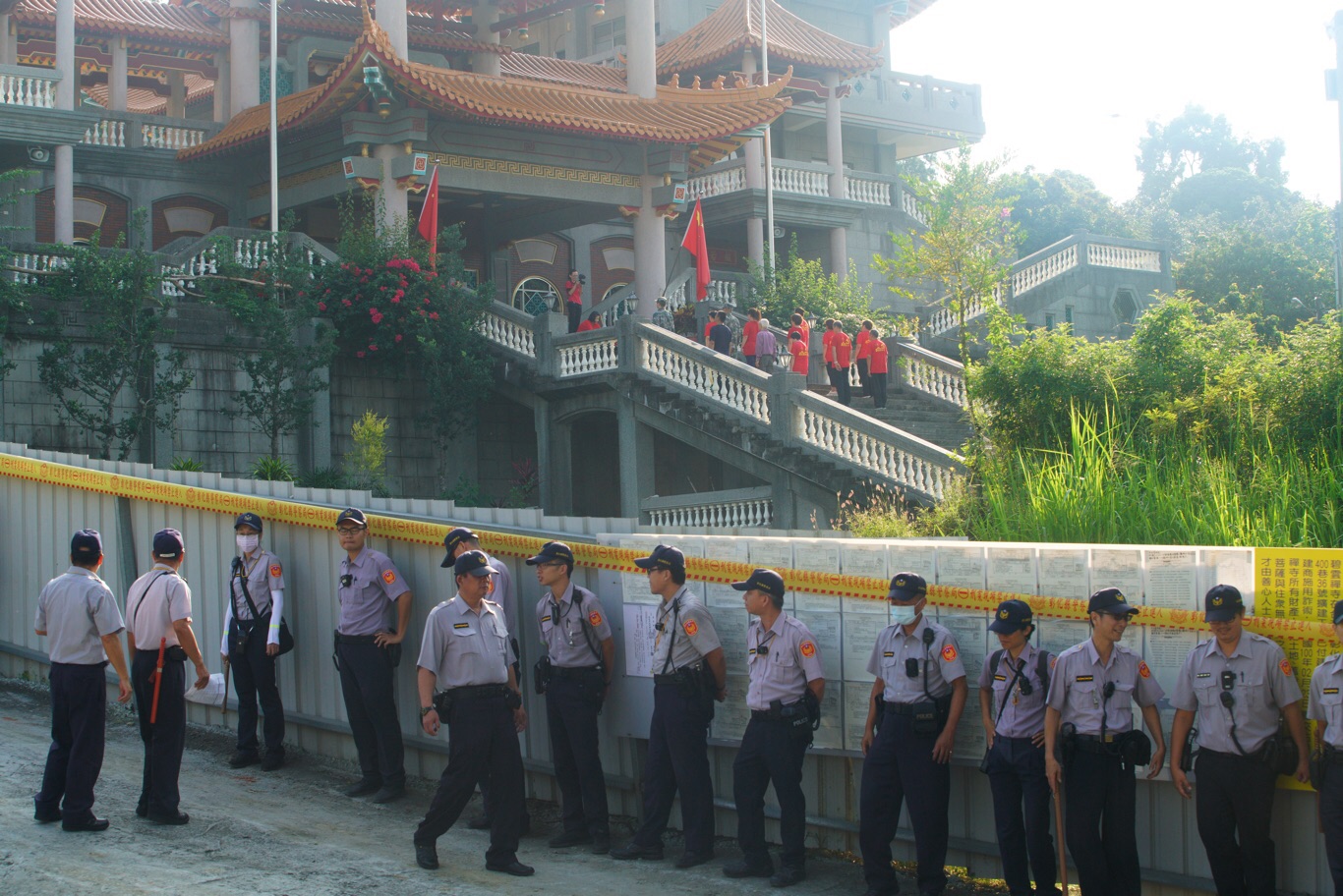 碧雲禪寺今(26)日一早,就有大批警力到場戒備(2)。 圖:張良一/攝 碧雲禪寺今(26)日一早,就有大批警力到場戒備(2)。 圖:張良一/攝