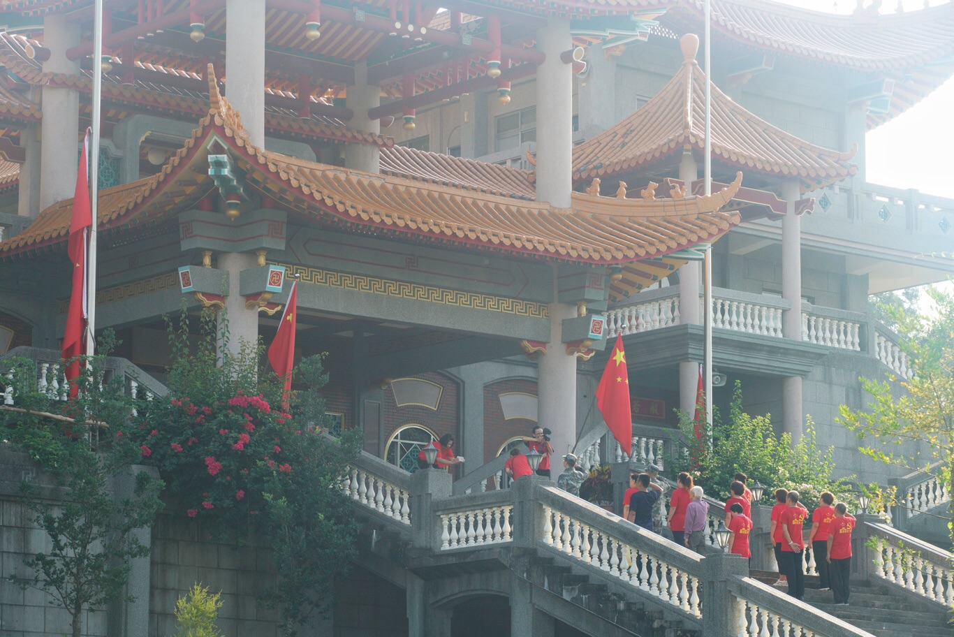 魏明仁在清晨7:56舉行降五星旗儀式,隨後並將碧雲禪寺正前方的四面五星旗和解方軍旗收下捲起來(6)。 圖:張良一/攝 魏明仁在清晨7:56舉行降五星旗儀式,隨後並將碧雲禪寺正前方的四面五星旗和解方軍旗收下捲起來(6)。 圖:張良一/攝