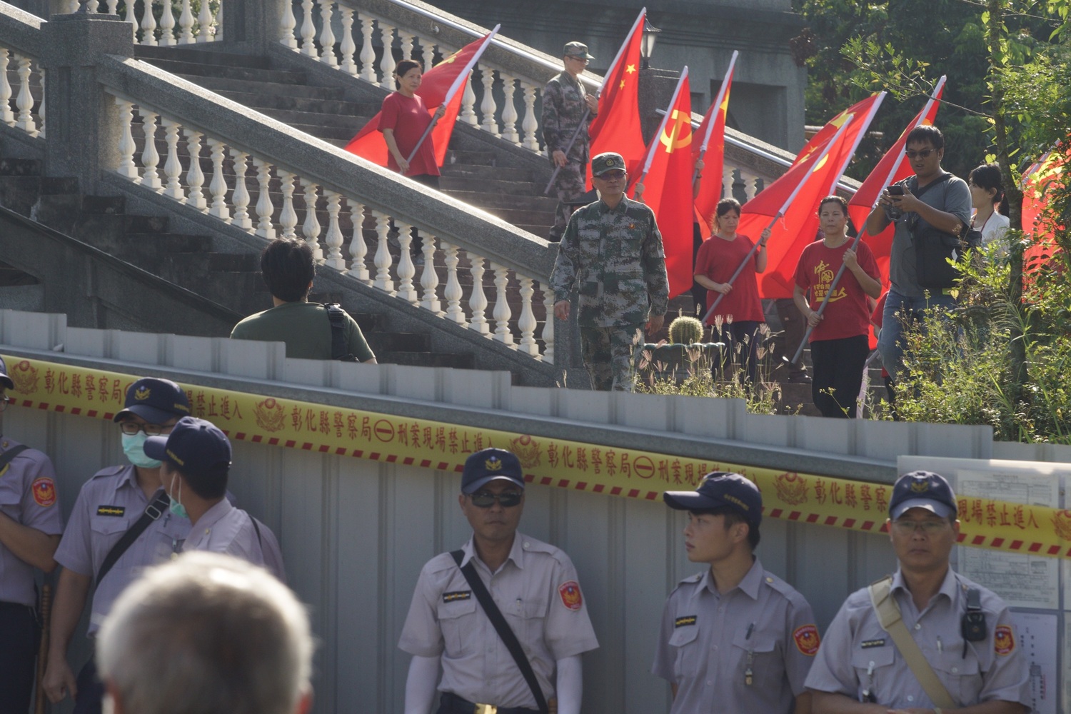 魏明仁率愛國同心會成員帶著五星旗和解放軍旗離開碧雲禪寺(1)。 圖:張良一/攝 魏明仁率愛國同心會成員帶著五星旗和解放軍旗離開碧雲禪寺(1)。 圖:張良一/攝