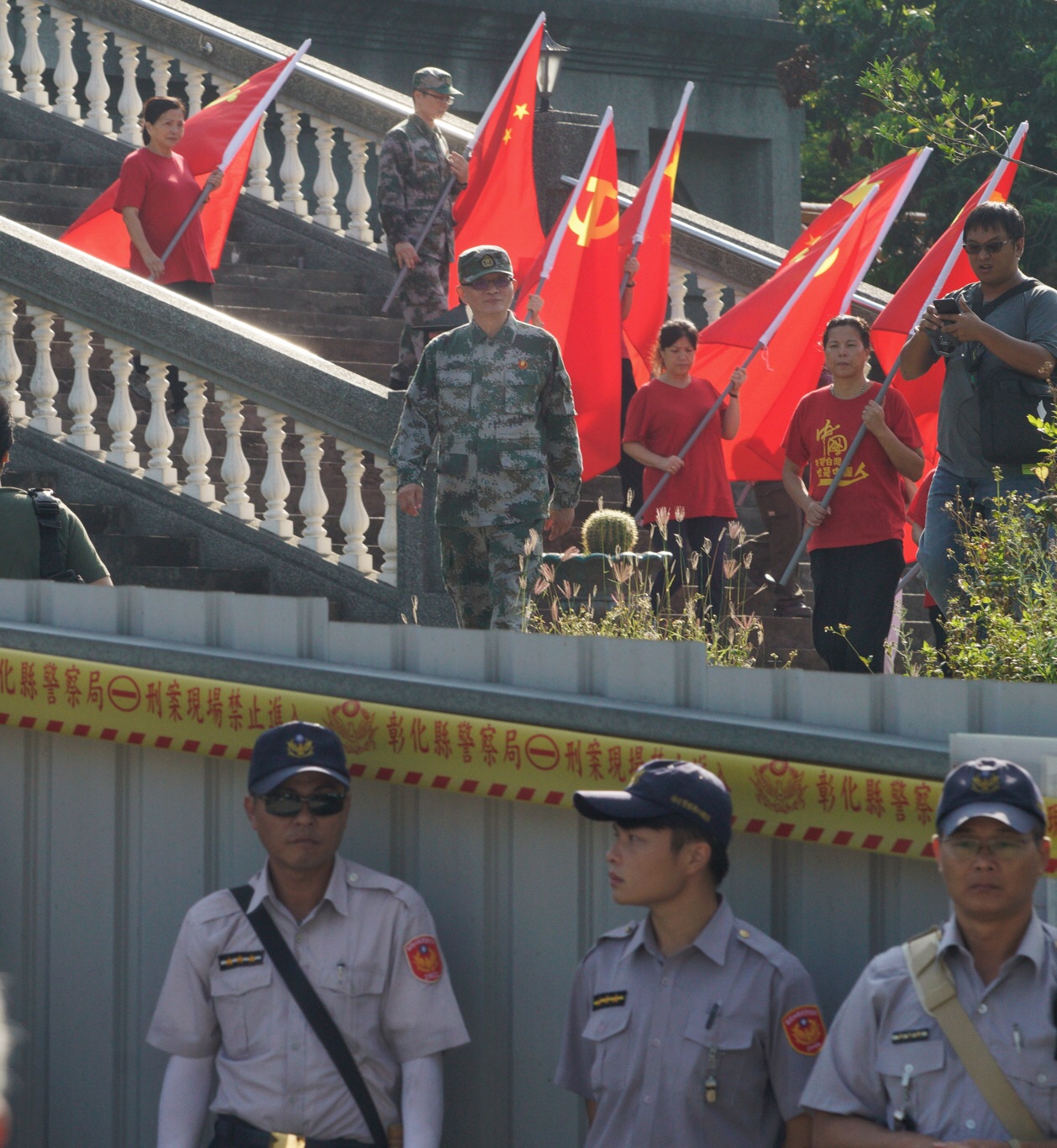 魏明仁率愛國同心會成員帶著五星旗和解放軍旗離開碧雲禪寺(2)。 圖:張良一/攝 魏明仁率愛國同心會成員帶著五星旗和解放軍旗離開碧雲禪寺(2)。 圖:張良一/攝