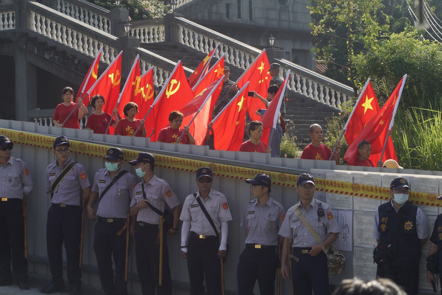 魏明仁率愛國同心會成員帶著五星旗和解放軍旗離開碧雲禪寺(3)。 圖:張良一/攝 魏明仁率愛國同心會成員帶著五星旗和解放軍旗離開碧雲禪寺(3)。 圖:張良一/攝