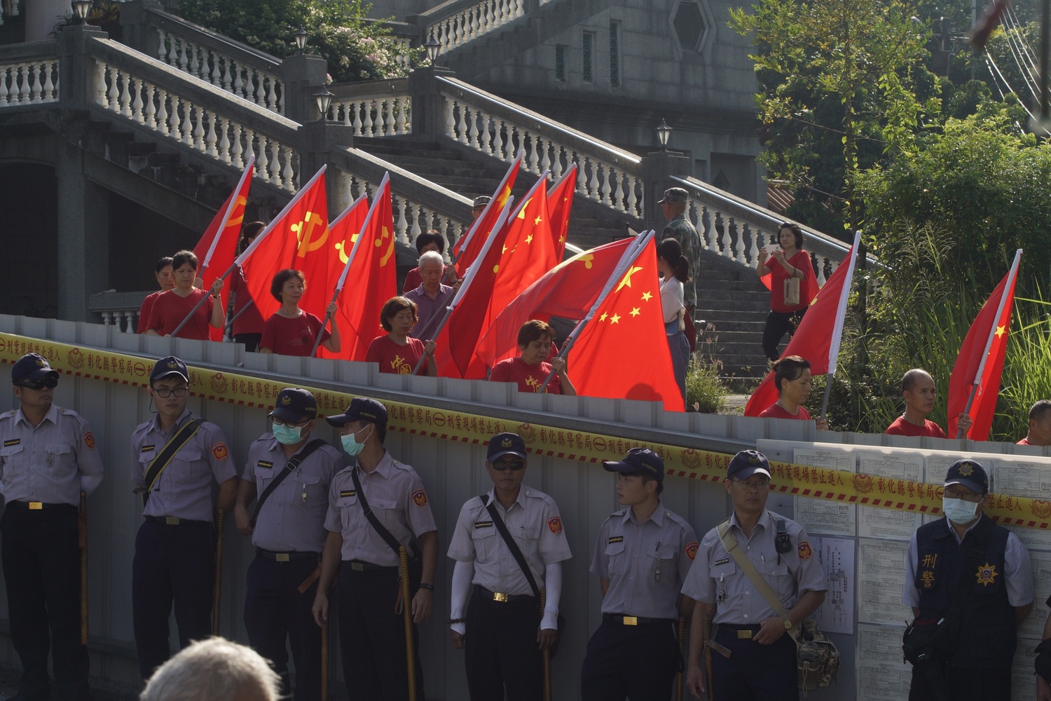 魏明仁率愛國同心會成員帶著五星旗和解放軍旗離開碧雲禪寺(4)。 圖:張良一/攝 魏明仁率愛國同心會成員帶著五星旗和解放軍旗離開碧雲禪寺(4)。 圖:張良一/攝