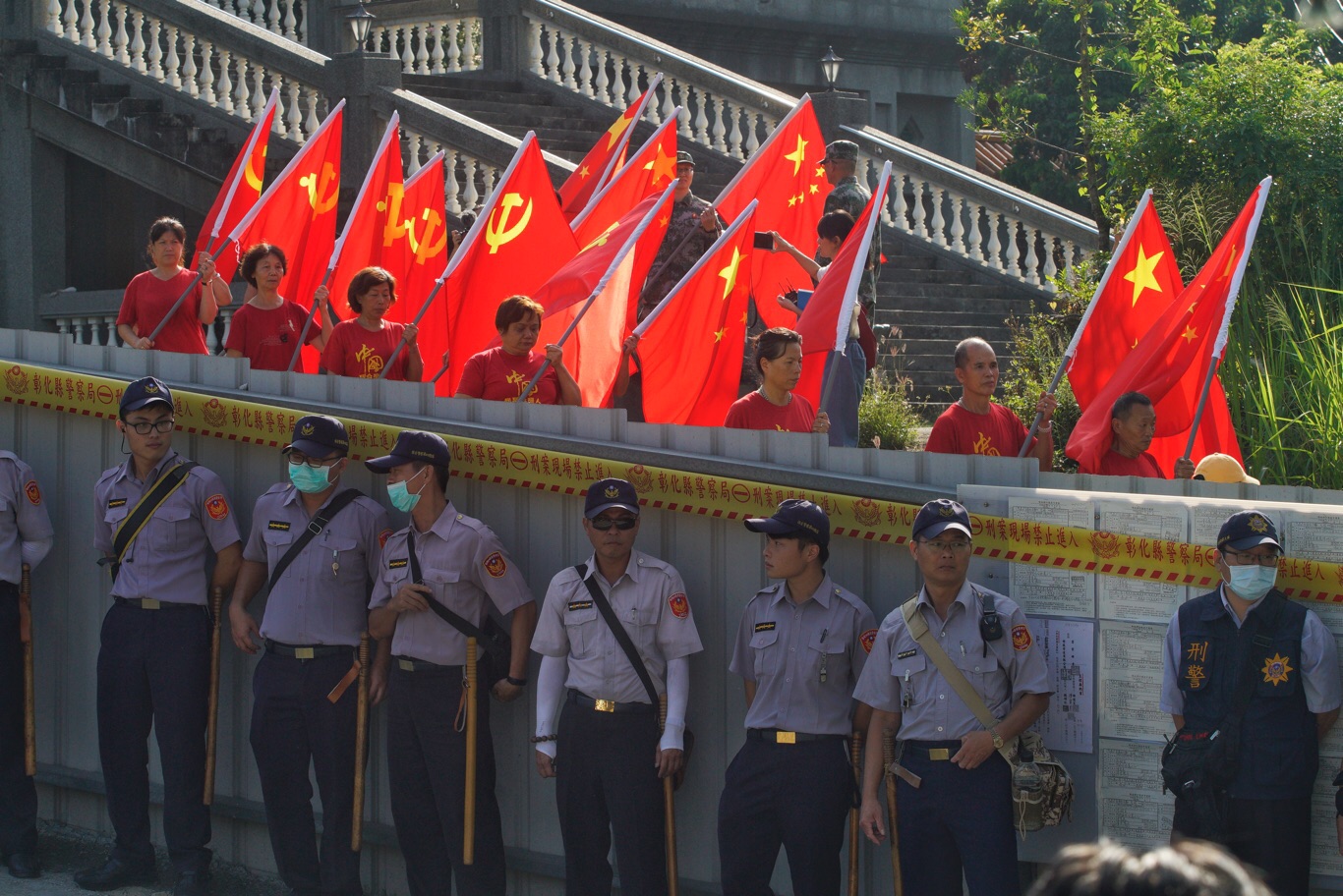 魏明仁率愛國同心會成員帶著五星旗和解放軍旗離開碧雲禪寺(5)。 圖:張良一/攝 魏明仁率愛國同心會成員帶著五星旗和解放軍旗離開碧雲禪寺(5)。 圖:張良一/攝