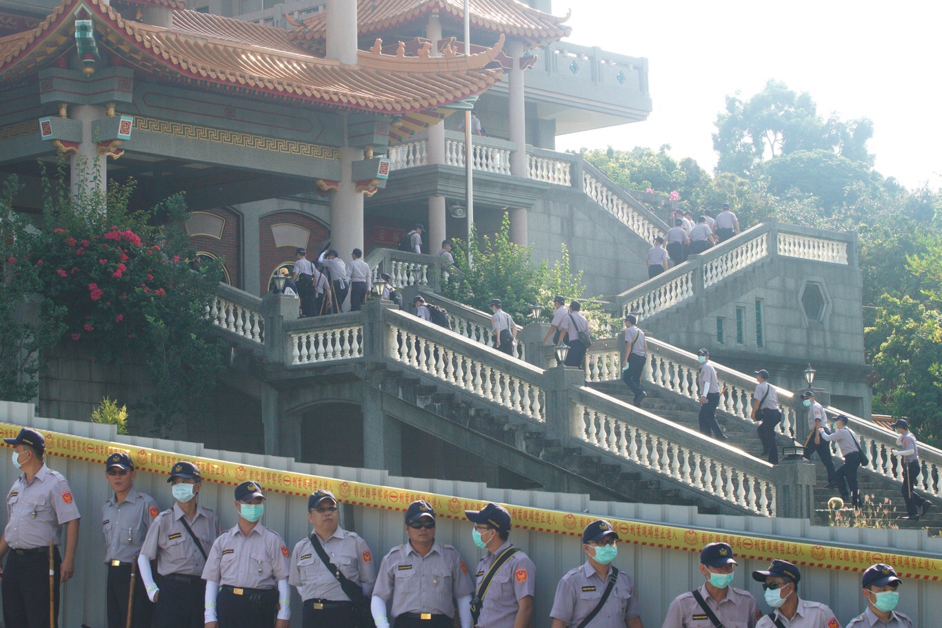 碧雲禪寺今(26)日一早,就有大批警力到場戒備(4)。 圖:張良一/攝 碧雲禪寺今(26)日一早,就有大批警力到場戒備(4)。 圖:張良一/攝