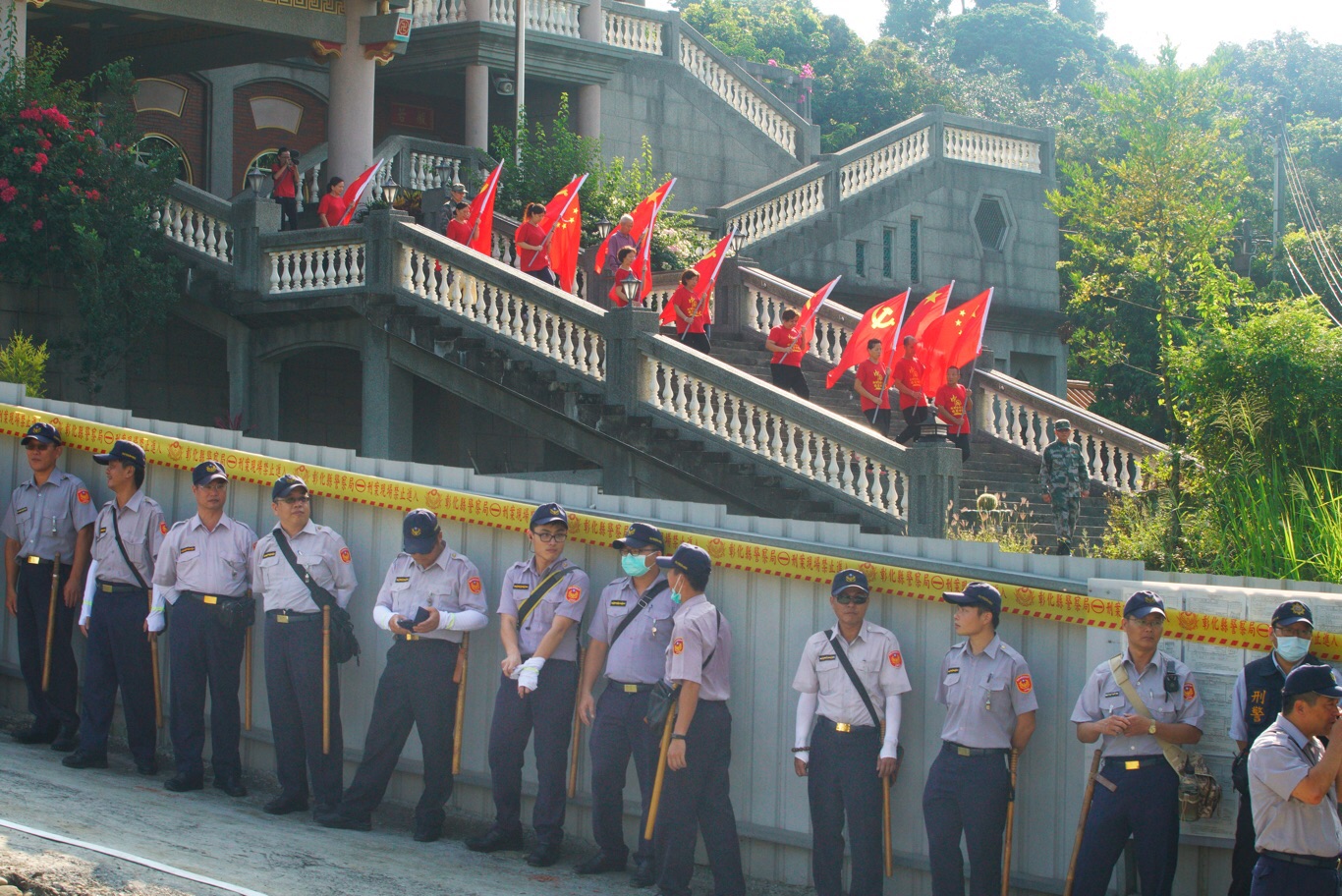 碧雲禪寺今(26)日一早,就有大批警力到場戒備(3)。 圖:張良一/攝 碧雲禪寺今(26)日一早,就有大批警力到場戒備(3)。 圖:張良一/攝
