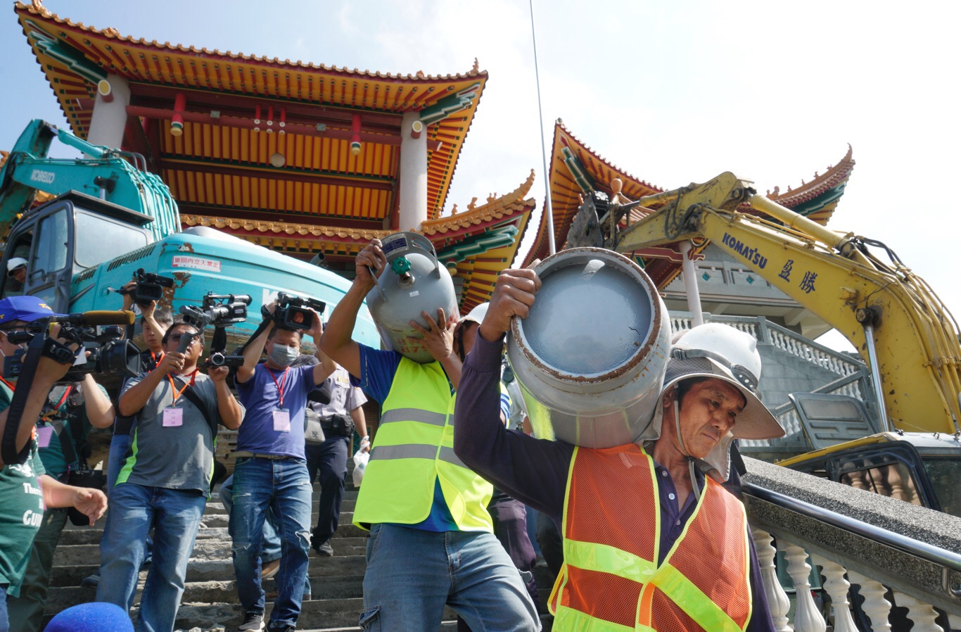 拆除人員將二水基地內的瓦斯筒搬出來 圖:張良一/攝 拆除人員將二水基地內的瓦斯筒搬出來 圖:張良一/攝