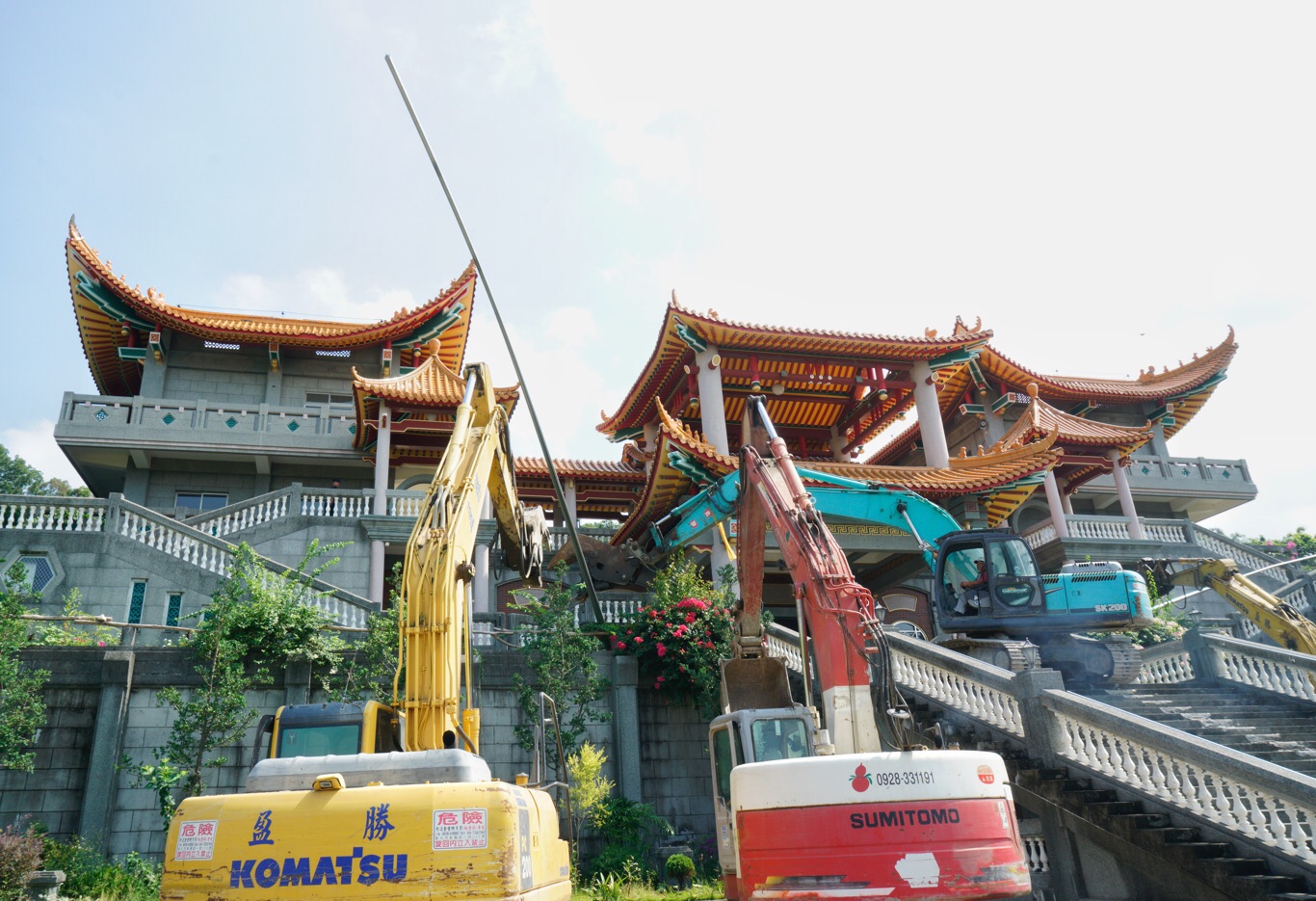 10:05開拆,第一個先拆懸掛五星旗和解放軍旗的旗桿 圖:張良一/攝 10:05開拆,第一個先拆懸掛五星旗和解放軍旗的旗桿 圖:張良一/攝