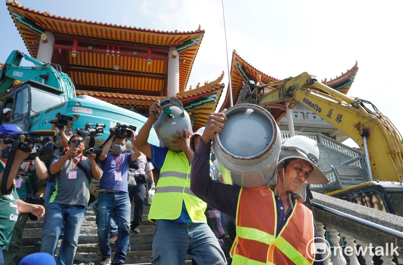 拆除人員將二水基地內的瓦斯筒搬出來 圖:張良一/攝影 拆除人員將二水基地內的瓦斯筒搬出來 圖:張良一/攝影
