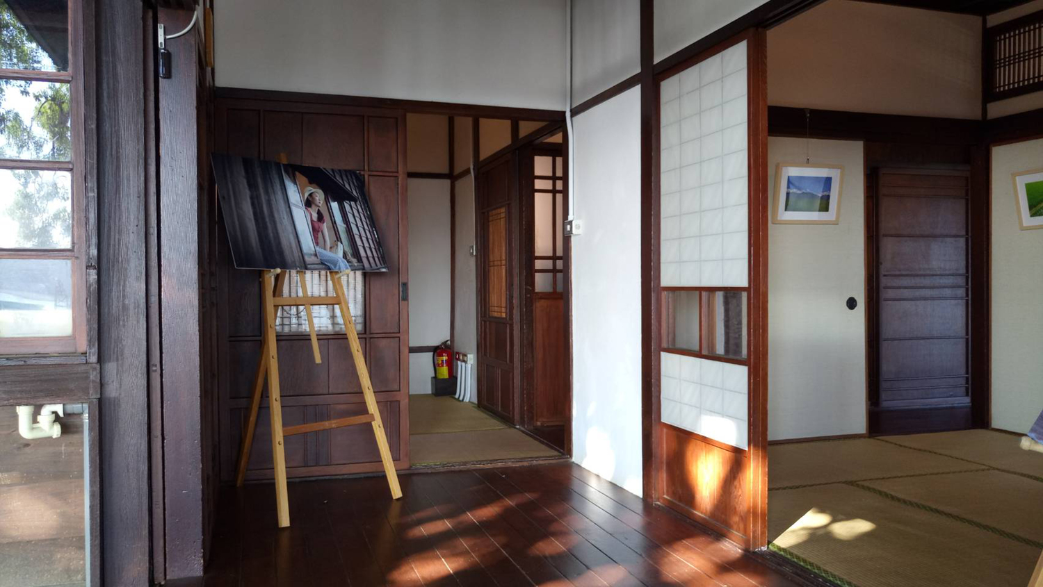 魏天健於多田榮吉故居快閃展出「初秋時分-淡水秘境x古蹟時尚」系列攝影展。 圖:新北市立淡水古蹟博物館/提供 魏天健於多田榮吉故居快閃展出「初秋時分-淡水秘境x古蹟時尚」系列攝影展。 圖:新北市立淡水古蹟博物館/提供