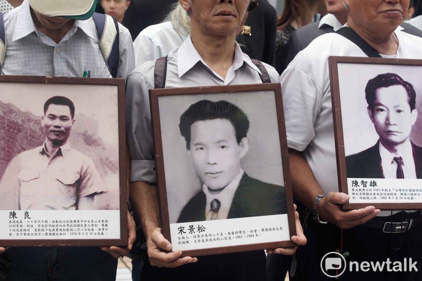 政治受難者團體拿著政治受難者的遺像在國民黨中央前,訴說白色恐怖時代被國民黨政治迫害情形。 圖:張良一/攝 政治受難者團體拿著政治受難者的遺像在國民黨中央前,訴說白色恐怖時代被國民黨政治迫害情形。 圖:張良一/攝