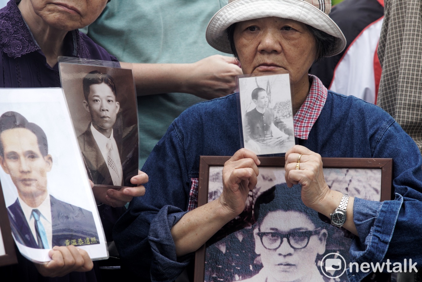 政治受難者團體拿著政治受難者的遺像在國民黨中央前,訴說白色恐怖時代被國民黨政治迫害情形。 圖:張良一/攝 政治受難者團體拿著政治受難者的遺像在國民黨中央前,訴說白色恐怖時代被國民黨政治迫害情形。 圖:張良一/攝
