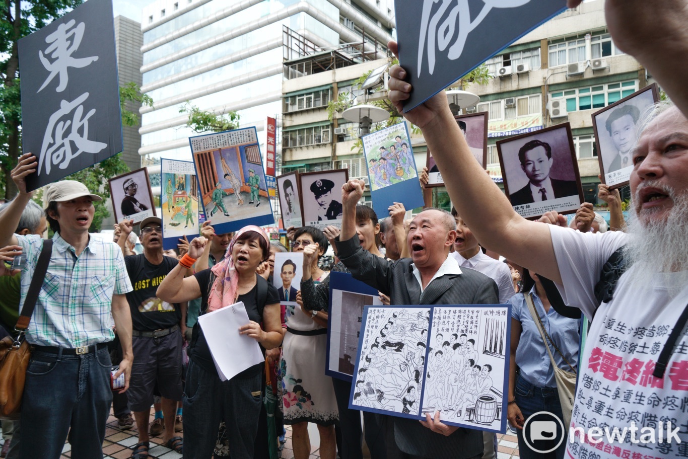 政治受難者團體高喊「追究白色恐怖真相」等口號。 圖:張良一/攝 政治受難者團體高喊「追究白色恐怖真相」等口號。 圖:張良一/攝