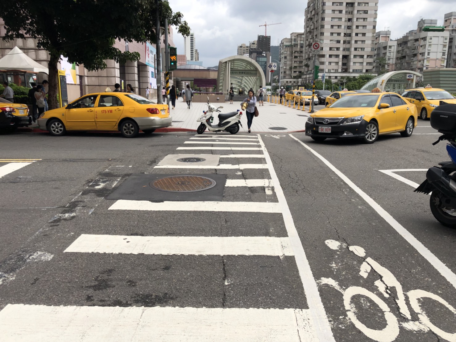 一輛警用巡邏機車大喇喇直接停放在斑馬線上,結果過馬路的民眾都必須繞到斑馬線兩邊來行走。 圖 : 民眾/提供 一輛警用巡邏機車大喇喇直接停放在斑馬線上,結果過馬路的民眾都必須繞到斑馬線兩邊來行走。 圖 : 民眾/提供