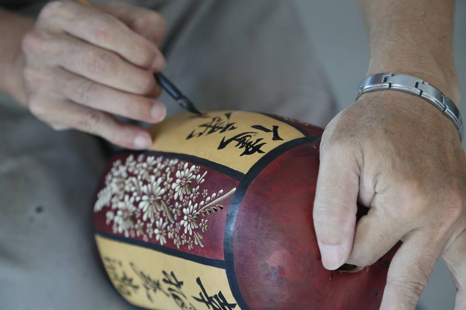 葫蘆可吃也可雕刻當藝術燈品,為讓遊客參與體驗,活動當天推出葫蘆燈DIY。 圖:截自杉林客庄葫蘆藝術文化節 葫蘆可吃也可雕刻當藝術燈品,為讓遊客參與體驗,活動當天推出葫蘆燈DIY。 圖:截自杉林客庄葫蘆藝術文化節
