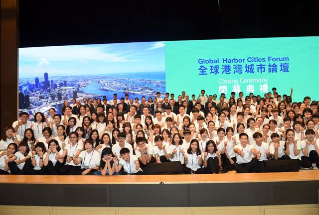 論壇3天議程吸引超過5500人次與會,許立明並感謝志工的熱心奉獻參與。厚植高雄的會展實力。 圖:高雄市政府/提供 論壇3天議程吸引超過5500人次與會,許立明並感謝志工的熱心奉獻參與。厚植高雄的會展實力。 圖:高雄市政府/提供