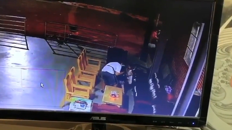女童家長指控,唐鳳胞弟趁媽媽不注意抱起4歲女童,涉嫌嘴對嘴強吻。 圖:翻攝畫面 女童家長指控,唐鳳胞弟趁媽媽不注意抱起4歲女童,涉嫌嘴對嘴強吻。 圖:翻攝畫面