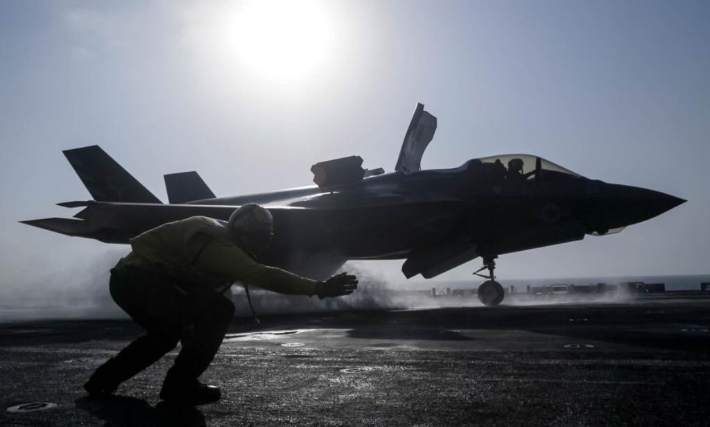美軍公布F-35B戰機閃電II首度參與實戰照片,圖為空襲塔利班任務前在兩棲攻擊艦艾薩克斯號準備起飛。 圖:翻攝F-35B閃電II官方推特 美軍公布F-35B戰機閃電II首度參與實戰照片,圖為空襲塔利班任務前在兩棲攻擊艦艾薩克斯號準備起飛。 圖:翻攝F-35B閃電II官方推特