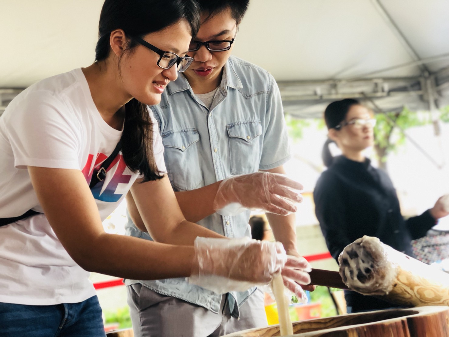 民眾體驗搗麻糬。 圖:桃園市政府提供 民眾體驗搗麻糬。 圖:桃園市政府提供