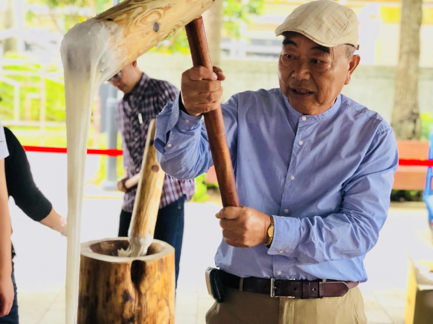 民眾體驗搗麻糬。 圖:桃園市政府提供 民眾體驗搗麻糬。 圖:桃園市政府提供