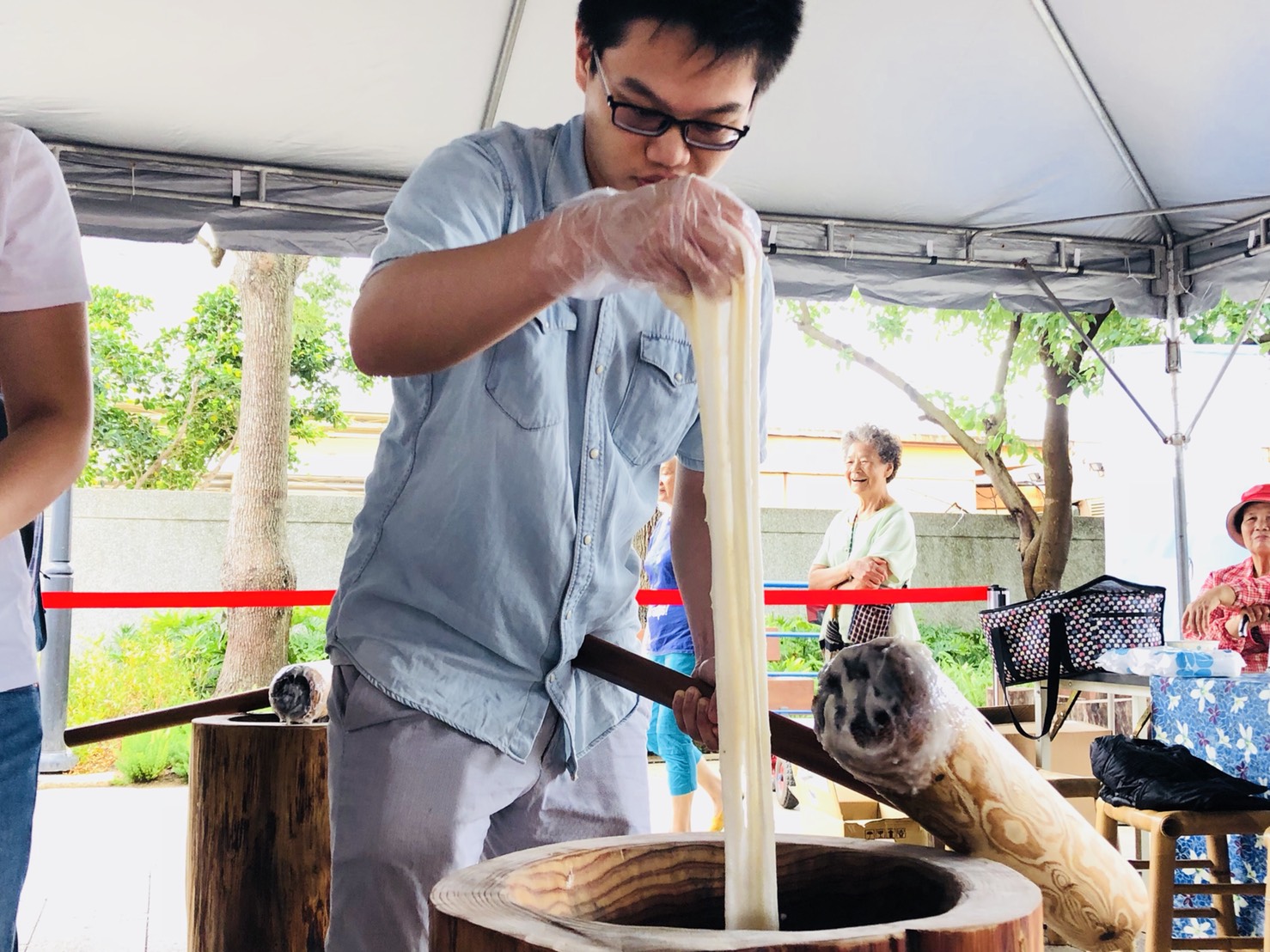 民眾體驗搗麻糬。 圖:桃園市政府提供 民眾體驗搗麻糬。 圖:桃園市政府提供
