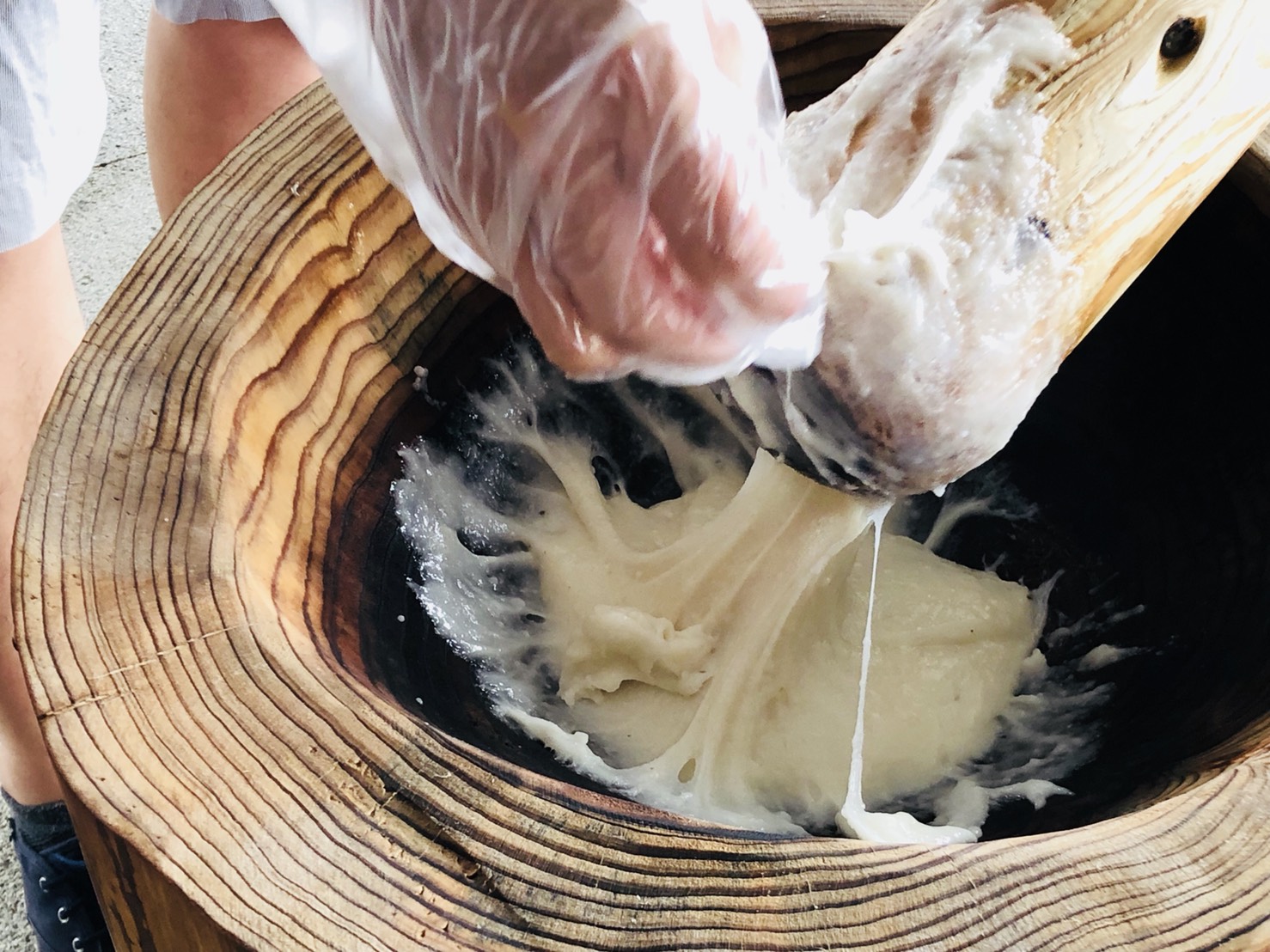 民眾體驗搗麻糬。 圖:桃園市政府提供 民眾體驗搗麻糬。 圖:桃園市政府提供