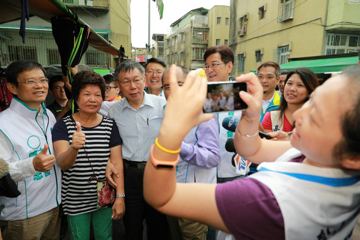柯文哲與路過民眾合影。 圖:洪士奇競選辦公室/提供 柯文哲與路過民眾合影。 圖:洪士奇競選辦公室/提供
