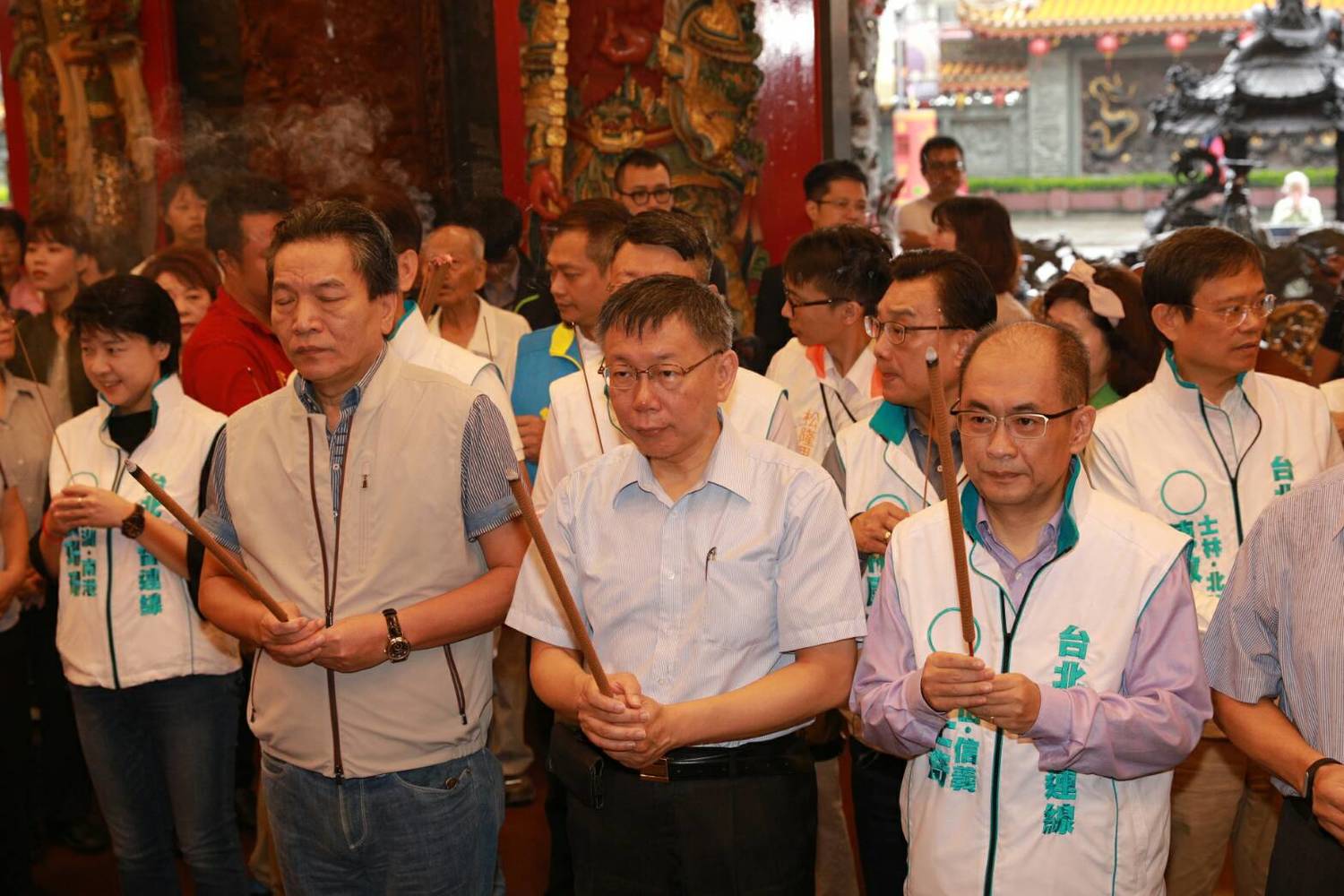 柯文哲與洪士奇等人赴松山奉天宮上香祈福。 圖:洪士奇競選辦公室/提供 柯文哲與洪士奇等人赴松山奉天宮上香祈福。 圖:洪士奇競選辦公室/提供