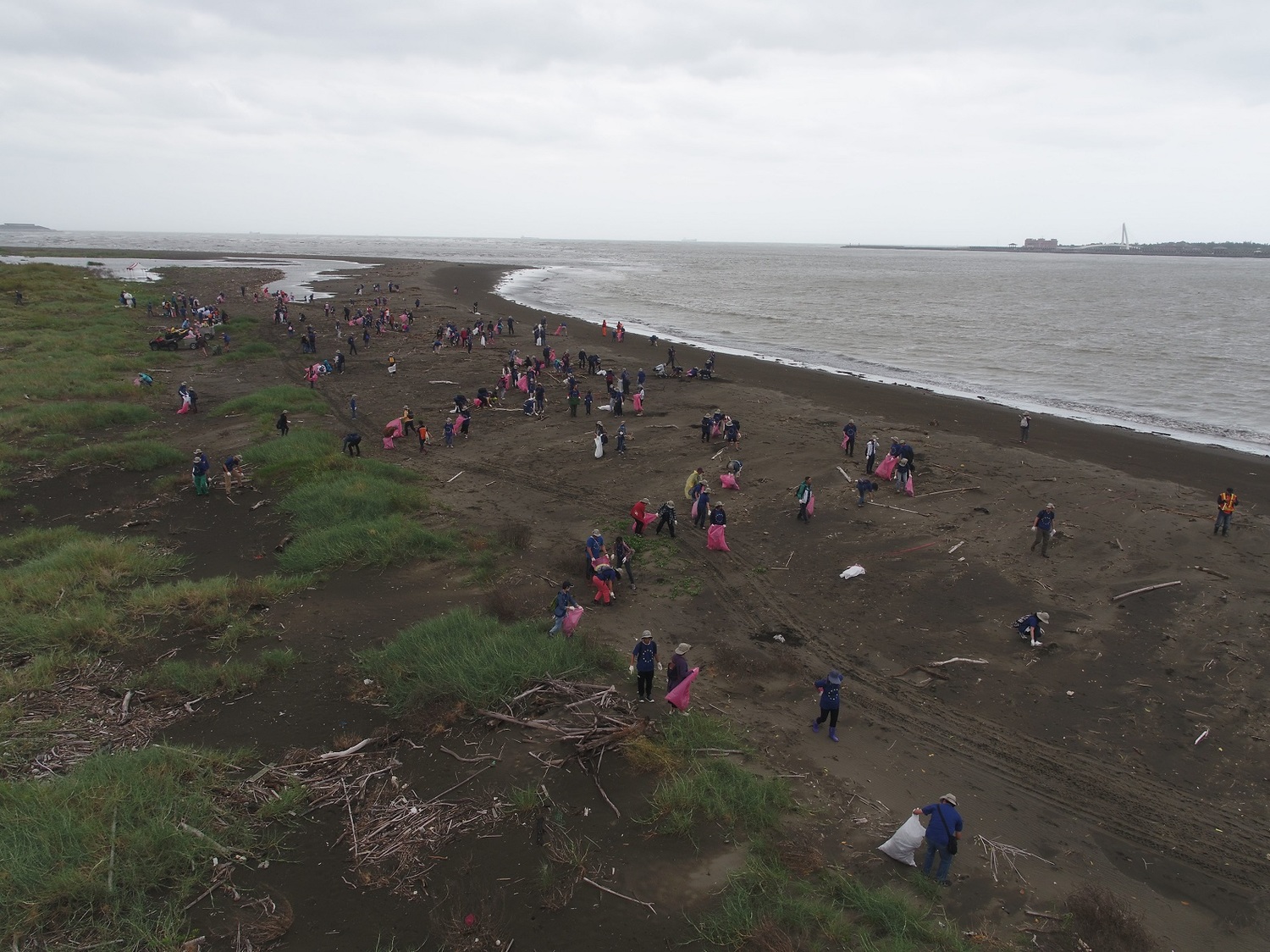 歐盟創辦「歐盟氣候變遷行動週」,今年在世界各地超過40個國家舉行淨灘活動。 圖:歐洲經貿辦事處/提供 歐盟創辦「歐盟氣候變遷行動週」,今年在世界各地超過40個國家舉行淨灘活動。 圖:歐洲經貿辦事處/提供