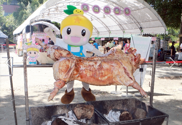 去年最受歡迎的「火夯大豬鬥陣品嘗」,也沒有在今年的活動中缺席。 圖:高雄市政府 去年最受歡迎的「火夯大豬鬥陣品嘗」,也沒有在今年的活動中缺席。 圖:高雄市政府