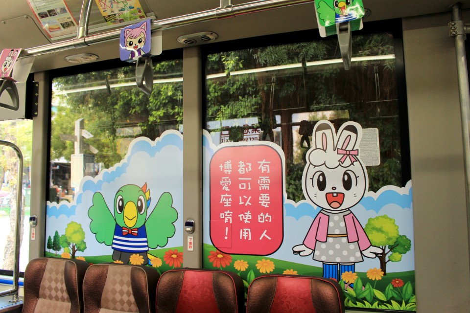 車內充滿許多標語,讓孩童學習正確的公車知識。 圖:高雄市政府交通局/提供 車內充滿許多標語,讓孩童學習正確的公車知識。 圖:高雄市政府交通局/提供