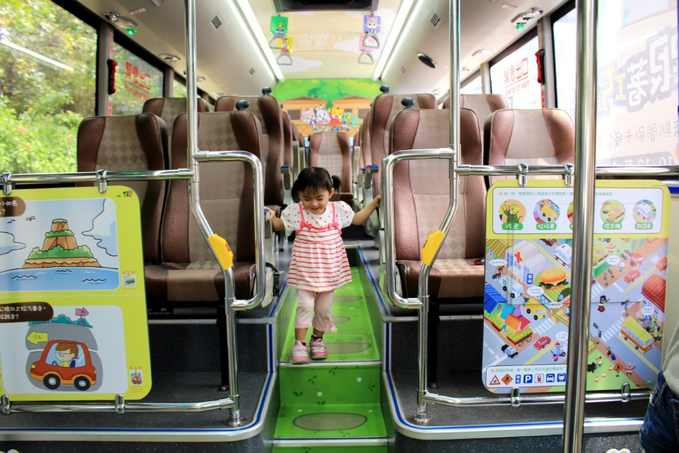 公車地面也巧妙的放入了巧虎居住的草原及樹屋,讓人彷彿置身可愛巧虎島。 圖:高雄市政府交通局/提供 公車地面也巧妙的放入了巧虎居住的草原及樹屋,讓人彷彿置身可愛巧虎島。 圖:高雄市政府交通局/提供