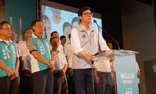 陳其邁承諾,未來若擔任市長,將會擴增農業發展基金,四年內達到九億額度,協助農漁民生活,將農產品賣到高端市場。 圖:陳其邁選辦提供 陳其邁承諾,未來若擔任市長,將會擴增農業發展基金,四年內達到九億額度,協助農漁民生活,將農產品賣到高端市場。 圖:陳其邁選辦提供