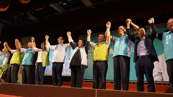 陳菊與陳其邁攜手拜託高雄市民。 圖:陳其邁選辦提供 陳菊與陳其邁攜手拜託高雄市民。 圖:陳其邁選辦提供