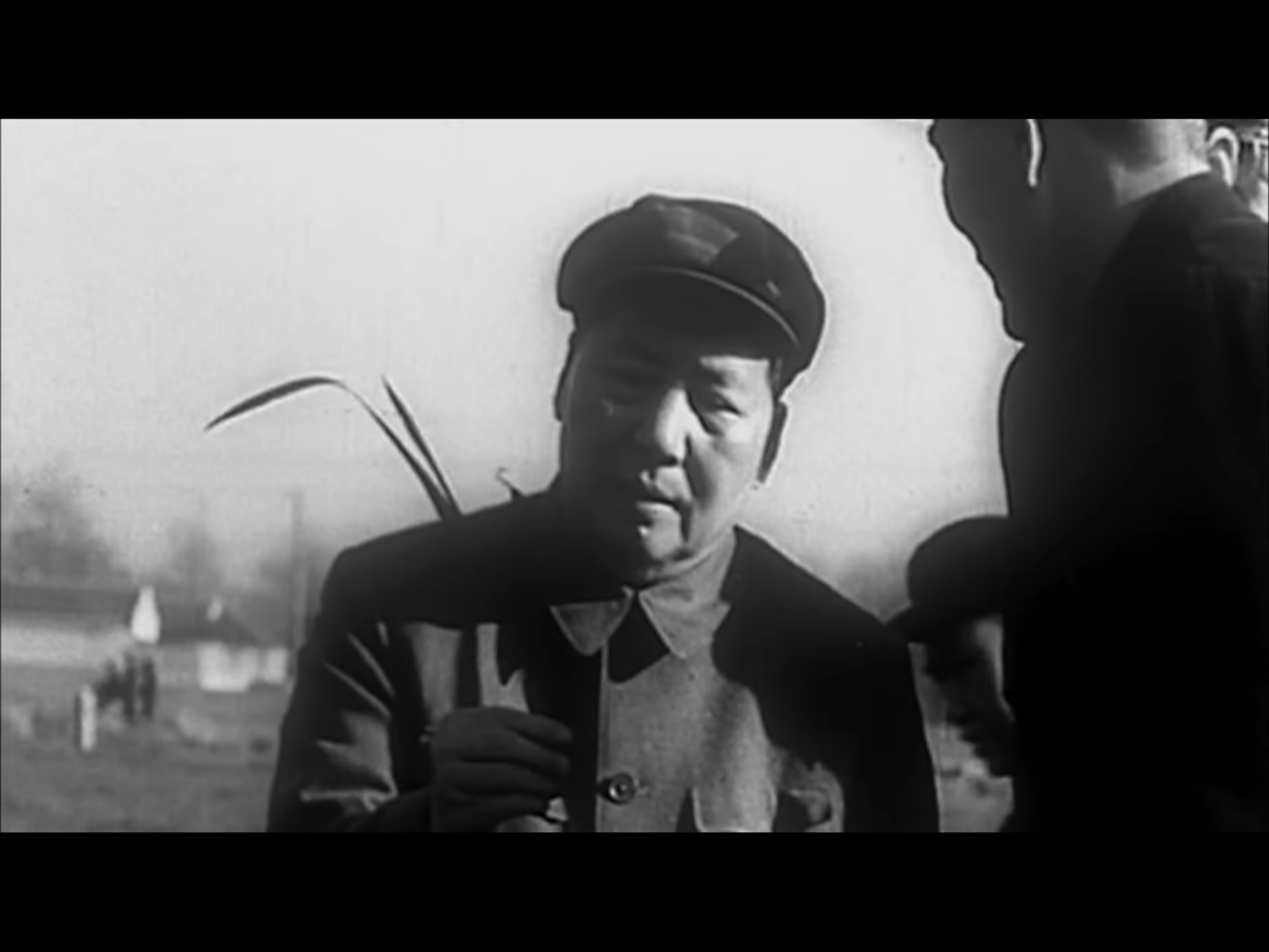 毛澤東(中)很擅長以農村為背景搞宣傳,他用圖片和歌曲來強調自己對普通勞動者的關切,並且營造出一種家長式、關心他人的形象。 圖:翻攝自Youtube 毛澤東(中)很擅長以農村為背景搞宣傳,他用圖片和歌曲來強調自己對普通勞動者的關切,並且營造出一種家長式、關心他人的形象。 圖:翻攝自Youtube