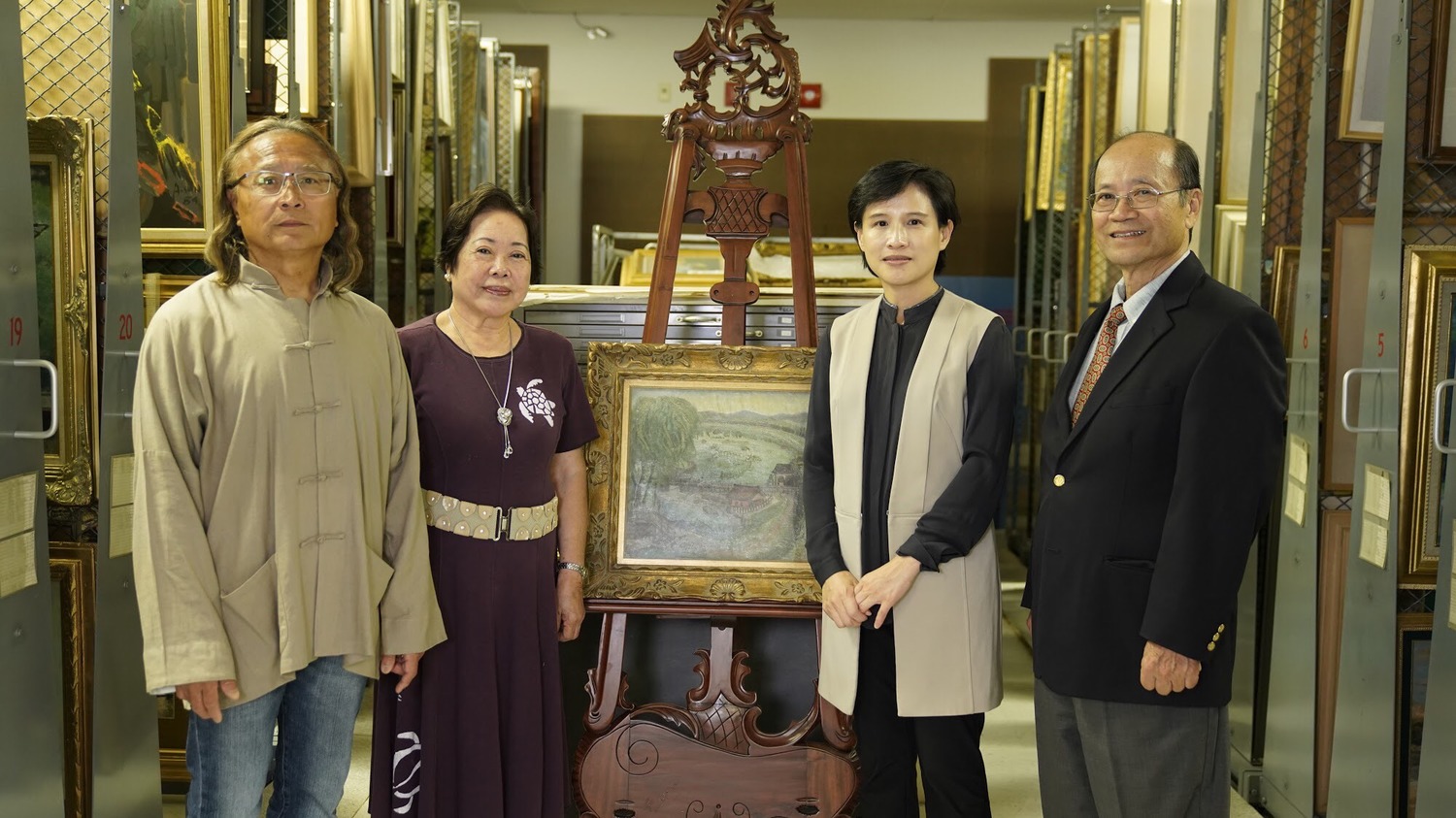 鄭麗君部長、許照信董事長(右1)、許純真女士(左2)、陳飛龍館長(左1)於順天美術館館藏庫房。 圖:文化部提供 鄭麗君部長、許照信董事長(右1)、許純真女士(左2)、陳飛龍館長(左1)於順天美術館館藏庫房。 圖:文化部提供