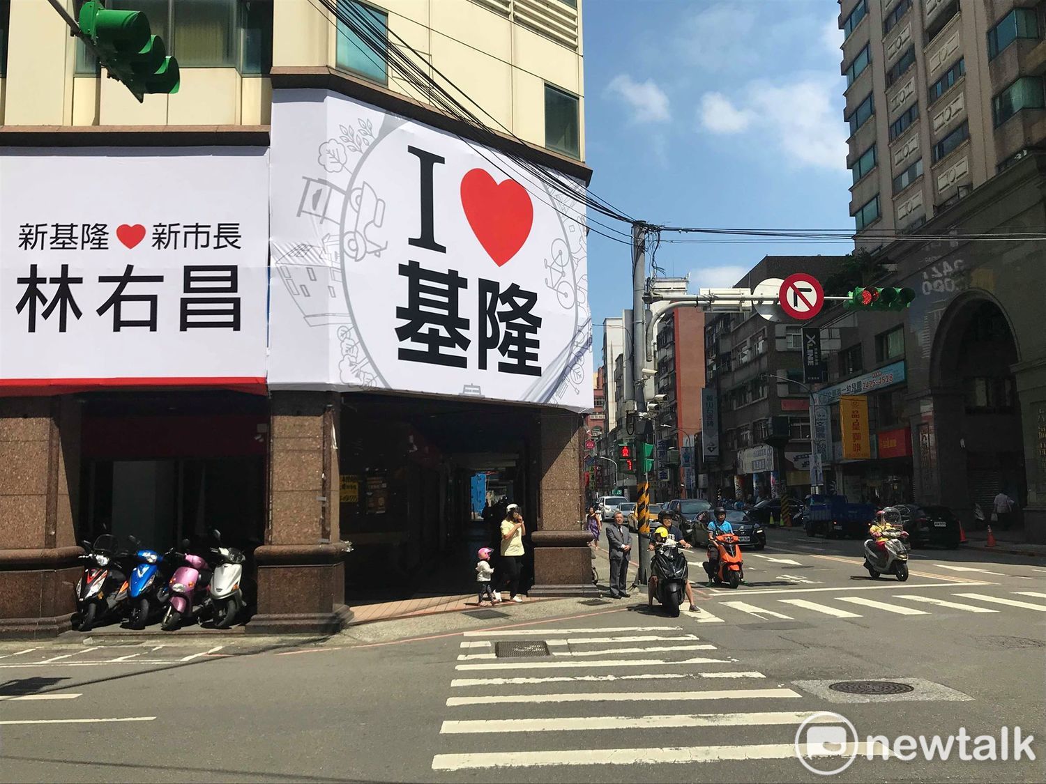 林右昌競選總部與謝立功競選總部設在義一路互相斜對面,火藥味十足。 圖:周煊惠 / 攝 林右昌競選總部與謝立功競選總部設在義一路互相斜對面,火藥味十足。 圖:周煊惠 / 攝
