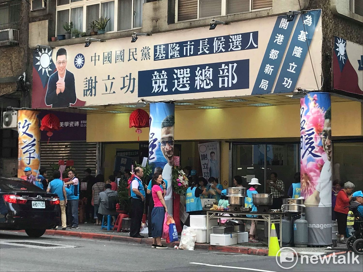 林右昌競選總部與謝立功競選總部設在義一路互相斜對面,火藥味十足。 圖:周煊惠 / 攝 林右昌競選總部與謝立功競選總部設在義一路互相斜對面,火藥味十足。 圖:周煊惠 / 攝