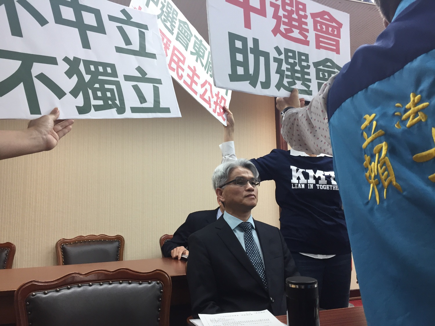 中選會主委陳英鈐上午赴立法院內政委員會備詢。 圖:趙婉淳/攝 中選會主委陳英鈐上午赴立法院內政委員會備詢。 圖:趙婉淳/攝