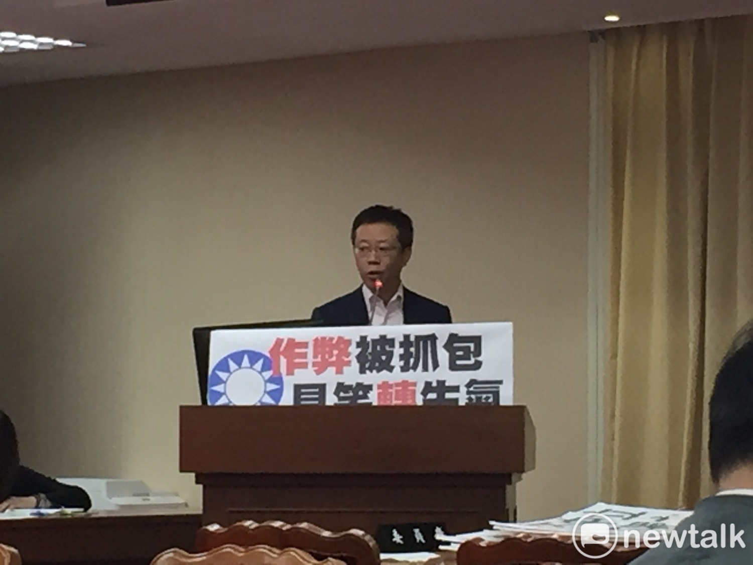 張宏陸質疑,這次公投提案有很多自然人身兼候選人身分,是否恐出現政黨介入的弊端?陳英鈐聞言後並未多做回應,僅說會密切觀察、仔細檢討。張宏陸提醒,由於政黨也可擔任捐助人,有可能大量政治獻金給身兼候選人的提案人進行操作。 圖:趙婉淳/攝 張宏陸質疑,這次公投提案有很多自然人身兼候選人身分,是否恐出現政黨介入的弊端?陳英鈐聞言後並未多做回應,僅說會密切觀察、仔細檢討。張宏陸提醒,由於政黨也可擔任捐助人,有可能大量政治獻金給身兼候選人的提案人進行操作。 圖:趙婉淳/攝