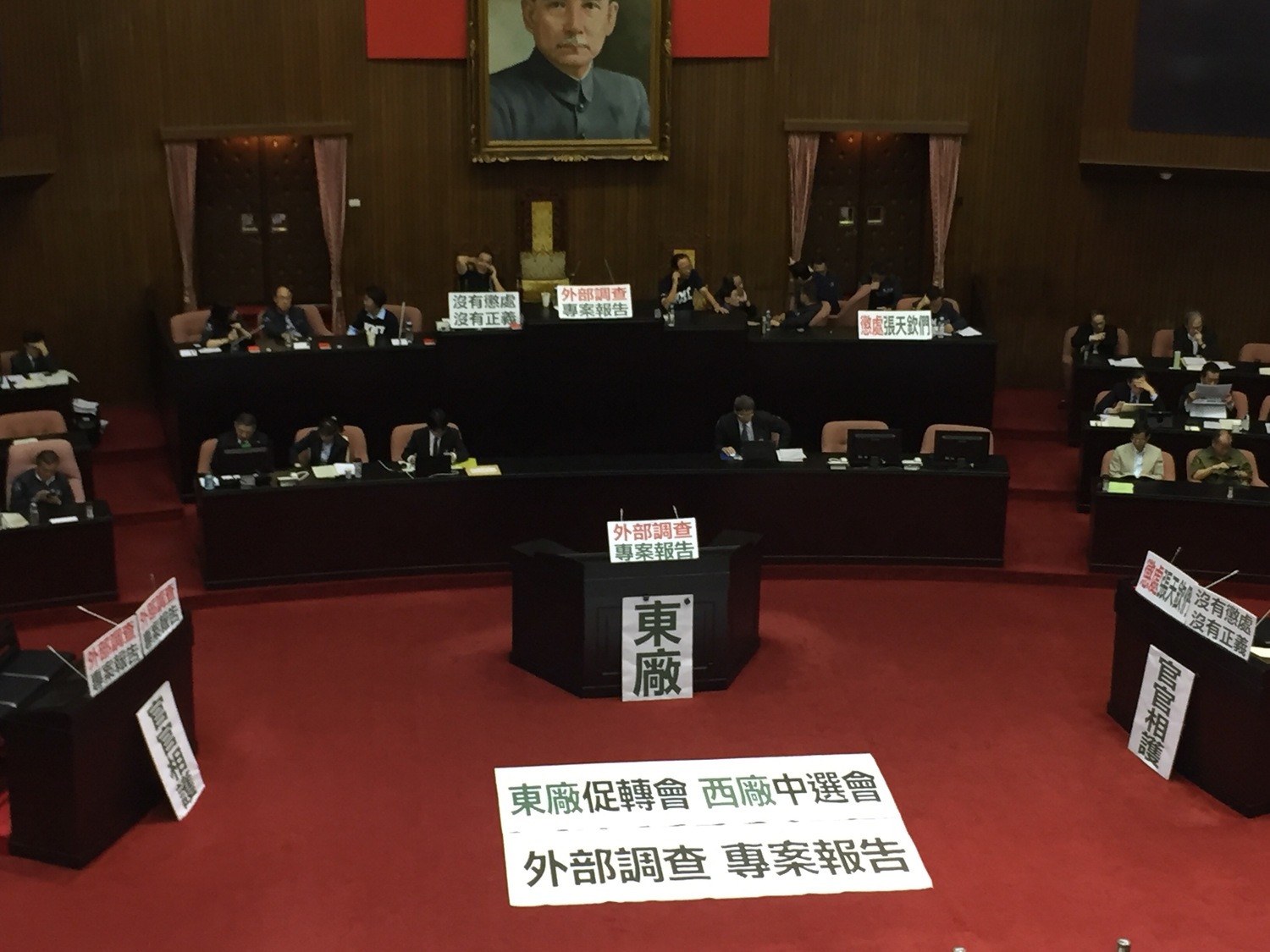 國民黨團繼續佔據主席台杯葛議事。 圖:趙婉淳/攝 國民黨團繼續佔據主席台杯葛議事。 圖:趙婉淳/攝