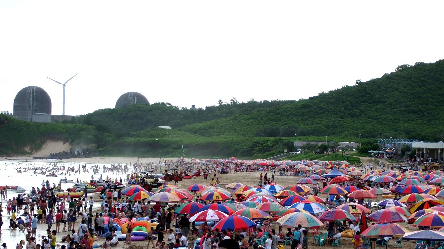 墾丁遊客聚集沙灘的景色。 圖:國立中興大學生科系林幸助教授/提供 墾丁遊客聚集沙灘的景色。 圖:國立中興大學生科系林幸助教授/提供