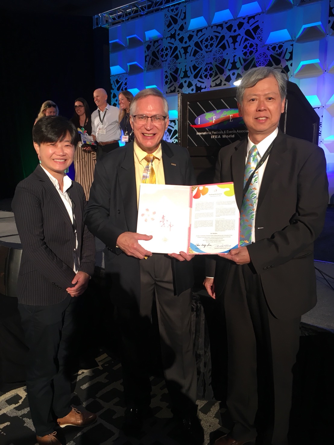 台中市邀請Schmader主席來台參觀2018臺中世界花卉博覽會,Schmader主席當場代表IFEA簽署臺中。 圖:台中市政府文化局/提供 台中市邀請Schmader主席來台參觀2018臺中世界花卉博覽會,Schmader主席當場代表IFEA簽署臺中。 圖:台中市政府文化局/提供